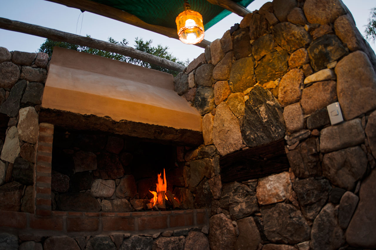 Hogar a leña en el quincho de piedra