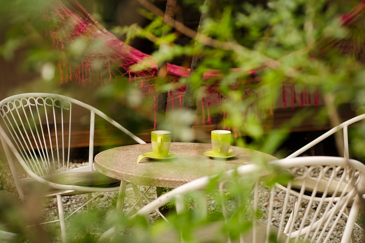 Patio con mesa y buganvilla