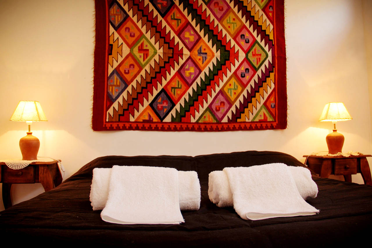 Suite de adobe con textiles serranos