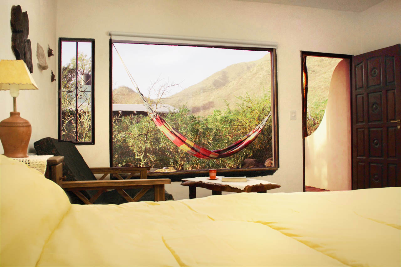 Interior con gran ventanal al monte